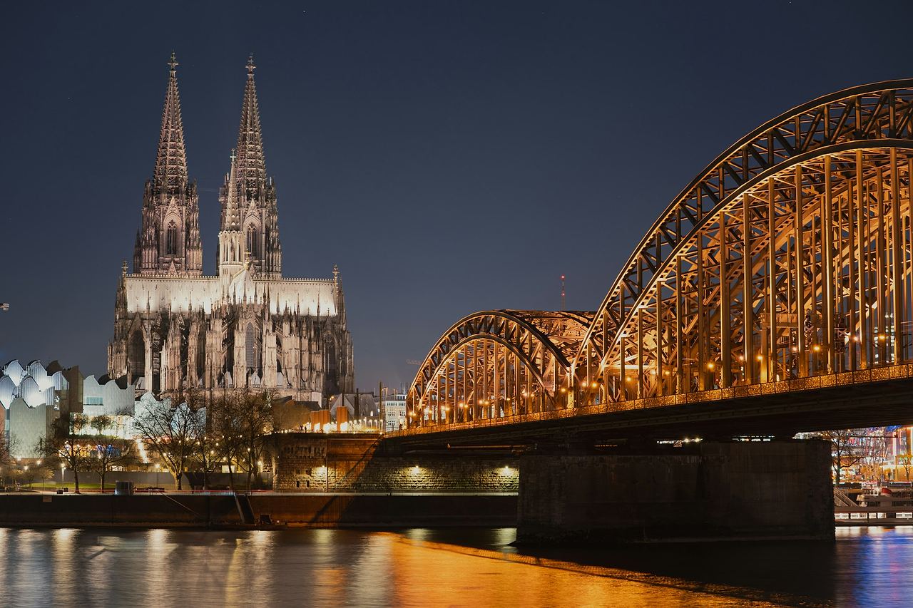 Kölner Dom und Hohenzollernbrücke bei Nacht – Köln, Standort der SAP- und IT-Beratung OXORY